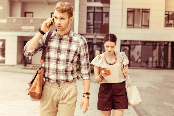 Guapo de pelo justo macho tener negocios hablar en línea — Foto de Stock