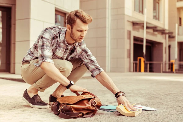 Joven hombre concentrado tomando su libro —  Fotos de Stock