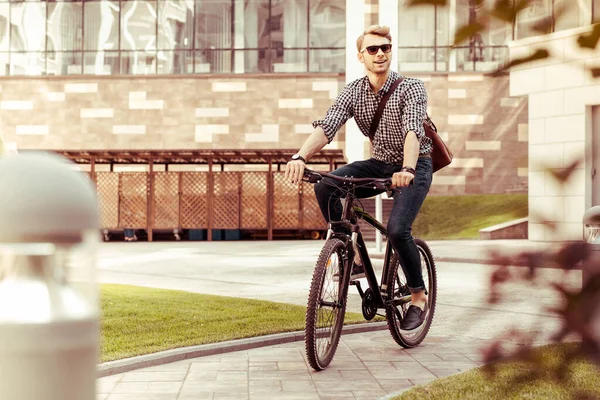 Joyeux jeune homme en vélo avec plaisir — Photo