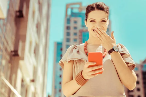 Persona femenina encantada positiva mirando directamente a la cámara — Foto de Stock