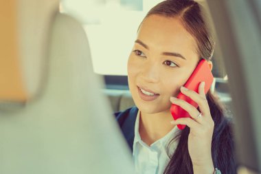 Partneriyle iletişim kuran dikkatli iş kadını.