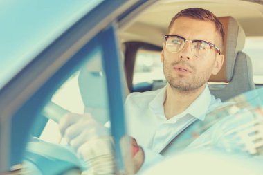 Yola bakan özenli genç adam.