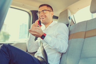 Hoş bir telefon konuşması yapan mutlu bir adam.