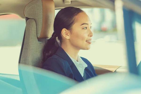 Atractiva joven mujer mirando hacia adelante en la carretera — Foto de Stock