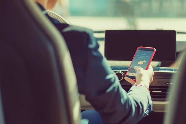 Primer plano de la mano femenina que sostiene el teléfono inteligente — Foto de Stock