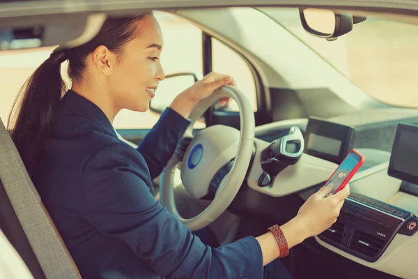 Incrível jovem morena mulher sentada em seu auto — Fotografia de Stock