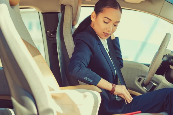 Atento morena mujer persona mirando sus relojes — Foto de Stock