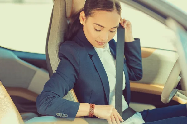 Hermosa mujer asiática va a la reunión de negocios — Foto de Stock