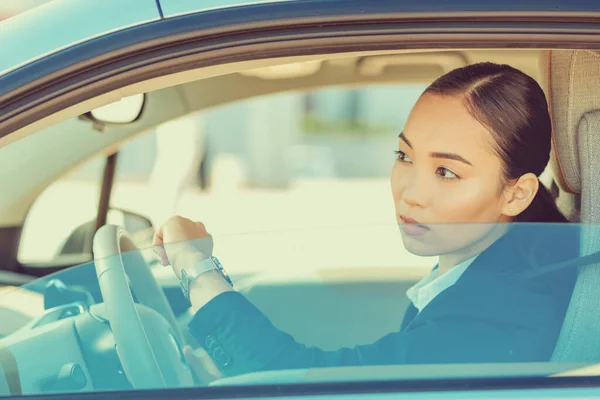 Serious young female person driving her auto — Stock Photo, Image