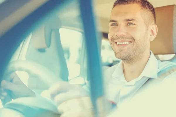 Retrato del hombre guapo que conduce el coche — Foto de Stock