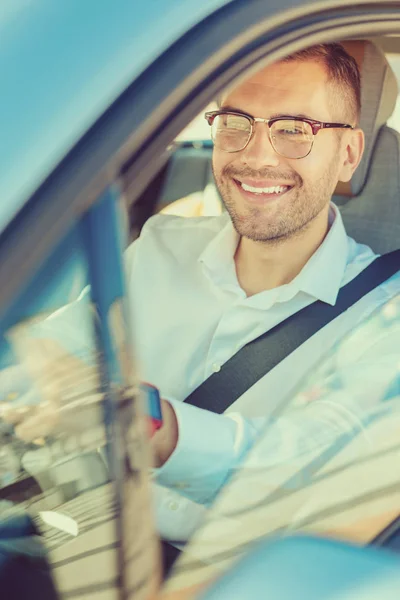 Primer plano del guapo macho que se sienta en el coche — Foto de Stock