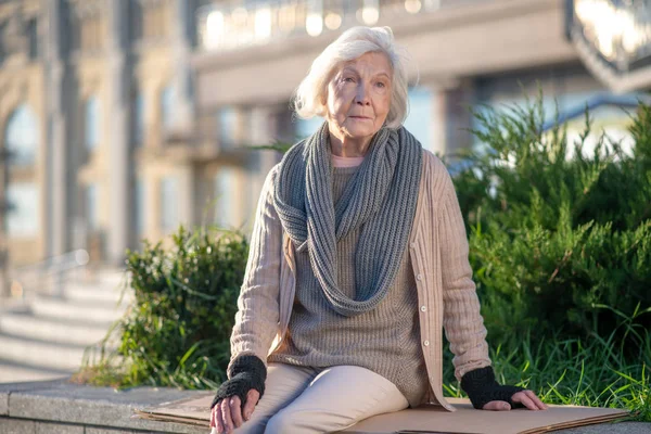 Пожилая бездомная женщина чувствует себя голодной и одинокой — стоковое фото