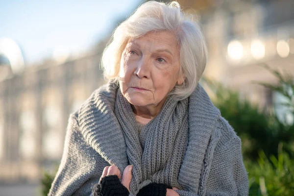 Крупный план пожилой бездомной женщины в свитере — стоковое фото