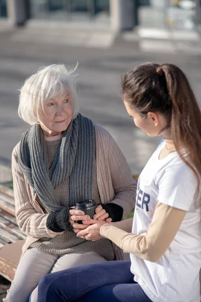 Poor homeless pensioner feeling thankful for kind volunteer — Stock Photo, Image