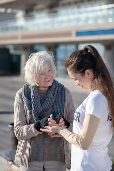 Безпритульний пенсіонер добре почувається, розмовляючи з волонтером — стокове фото