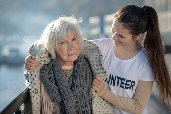 Homeless pensioner feeling thankful and grateful for volunteer — Stock Photo, Image