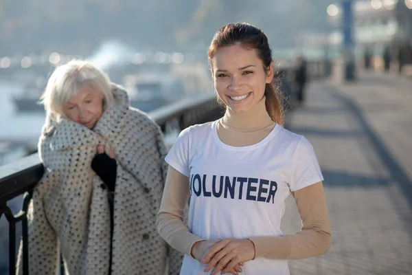 Beaming voluntário motivado vestindo t-shirt branca sorrindo amplamente — Fotografia de Stock