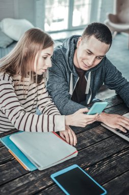 Hoş genç insanların manzarası