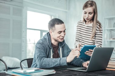 Bir tablet tutan güzel iyi görünümlü kadın