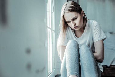 Depresyonda olan genç bir kadının ciddi sağlık sorunları var.
