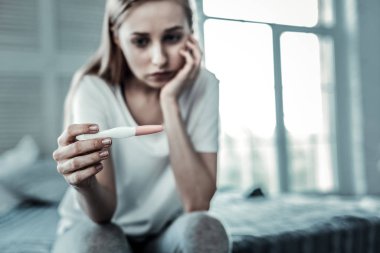 Sonuçları gösteren bir hamilelik testinin seçmeli odak noktası
