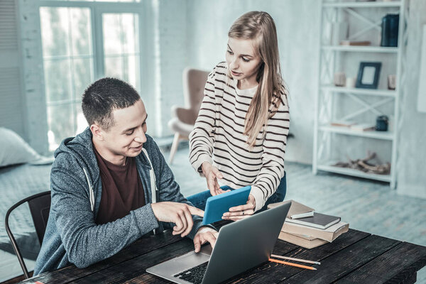 Красивая блондинка разговаривает со своим коллегой
