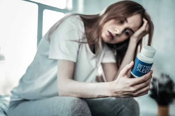 Enfoque selectivo de pastillas para dormir en la mano femenina — Foto de Stock