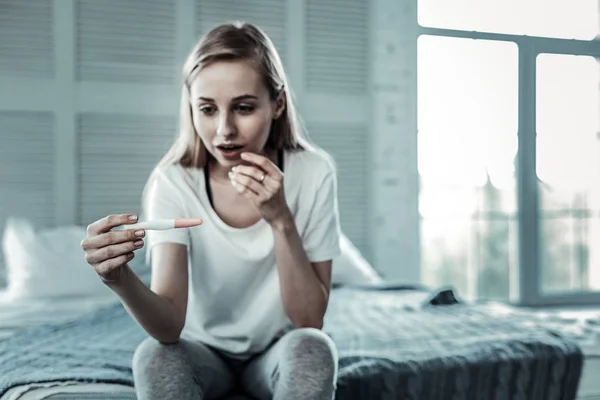 Selektivt fokus för ett graviditetstest i kvinnlig hand — Stockfoto