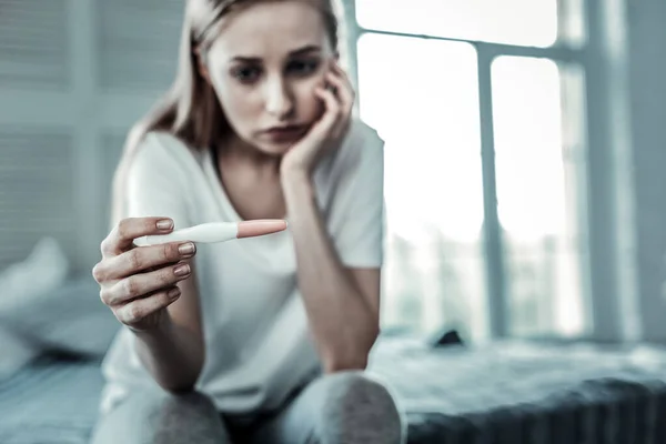 Selective focus of a pregnancy test showing the result — Stock Photo, Image