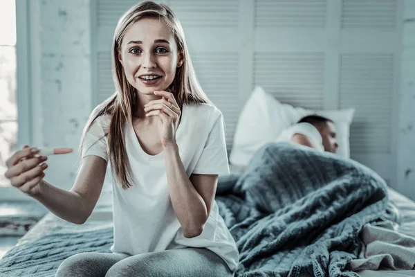 Delighted young woman finding out about her pregnancy — Stock Photo, Image