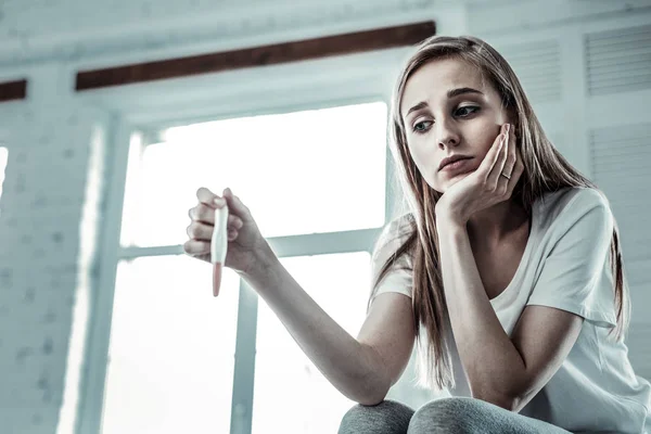 Niedriger Winkel einer freudlosen depressiven Frau — Stockfoto