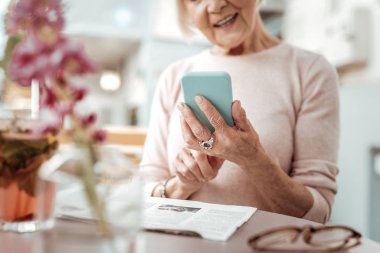 Modern bir akıllı telefonun seçici odağı