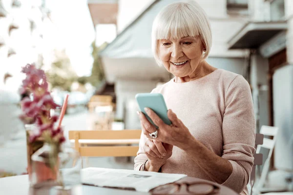 Elragadtatott idős nő használja az új okostelefon — Stock Fotó