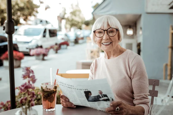 Mulher feliz alegre lendo um jornal da manhã — Fotografia de Stock