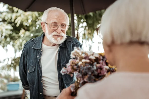 Pozitivní pěkný starý muž má rande — Stock fotografie