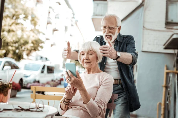 Bom homem velho feliz em pé atrás de sua esposa — Fotografia de Stock