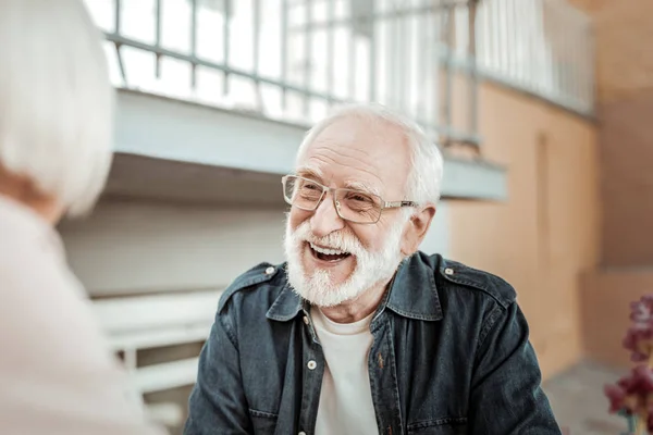 Radostný vousatý stařec se cítí naprosto šťastný — Stock fotografie