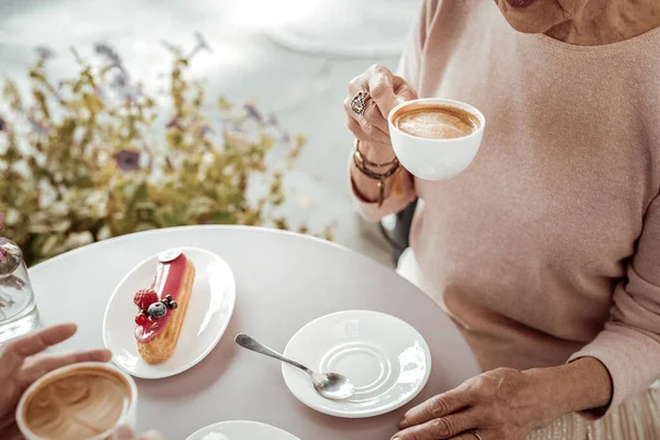 Vista dall'alto di una tazza di caffè in mani femminili — Foto Stock