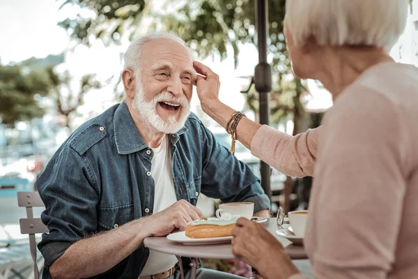 Homem velho barbudo alegre sentindo-se absolutamente feliz — Fotografia de Stock