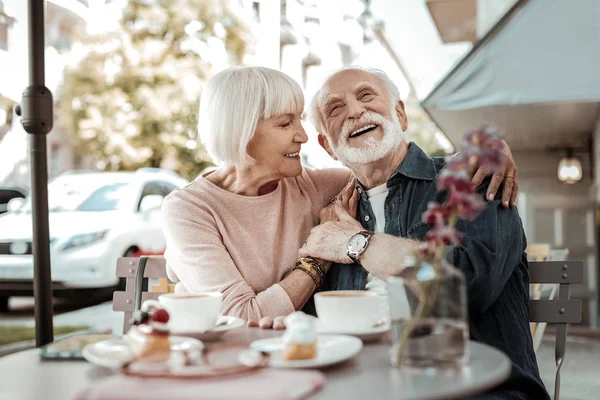 Гарна щаслива пара сидить разом у кафе — стокове фото