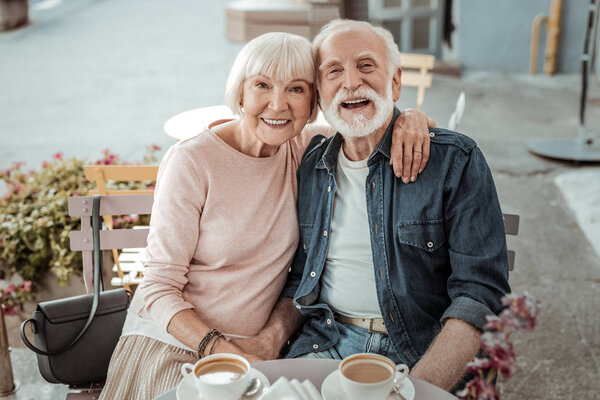 Прекрасная пара, наслаждающаяся своим временем вместе.
