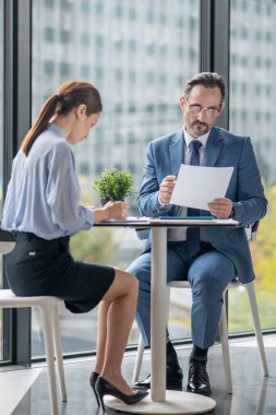 Aylık raporlar üzerinde çalışırken kendini meşgul hisseden birkaç iş adamı.