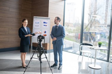 İki ünlü iş adamı akıllı nöbetteyken bloglarını kaydediyor.
