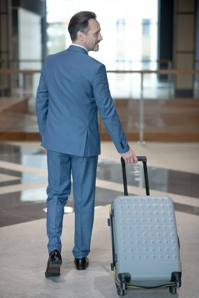 Zakenman wachtend op collega in hotel tijdens zijn zakenreis — Stockfoto