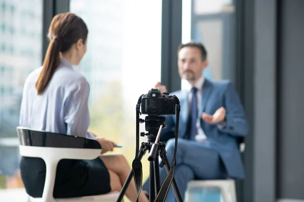 Kamera filmująca biznesmena udzielającego wywiadu sławnemu dziennikarzowi — Zdjęcie stockowe