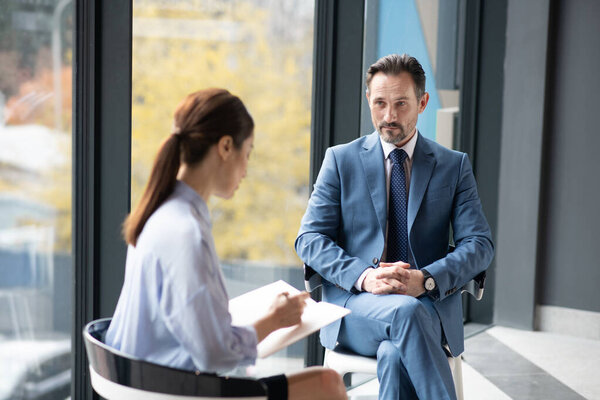 Молодой журналист рассказывает бизнесмену о своей истории успеха
