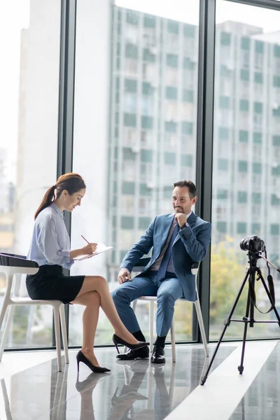 Affärsman ler när du filmar online tutorial om affärer — Stockfoto