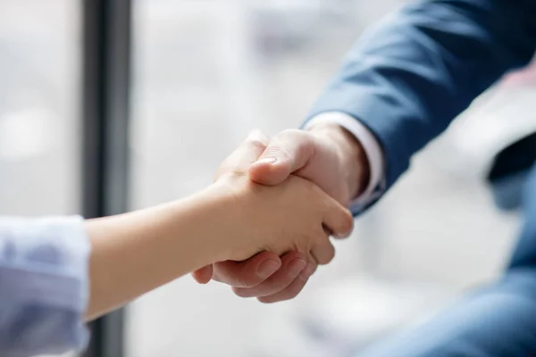 Empresário apertando a mão de seu assistente após ajuda e assistência — Fotografia de Stock