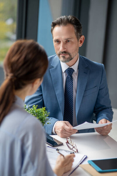 Бизнесмен беседует со своей партнершей по бизнесу во время обсуждения проекта
