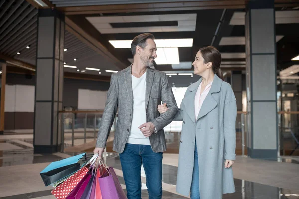 Esposa mirando a su hombre cariñoso mientras se siente agradecido después de las compras de fin de semana — Foto de Stock